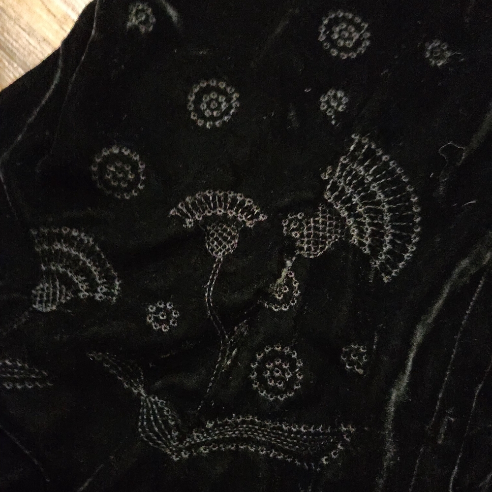 Vintage Black Velvet Button-Up Shirt With Detail - Picture 3 of 5